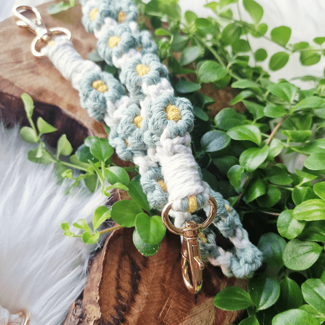 Daisy macramé wristlet 