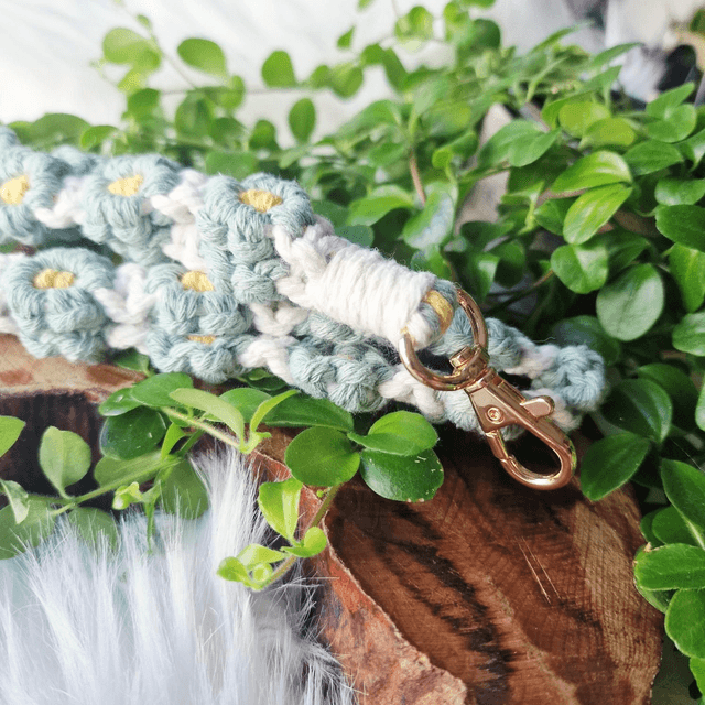 Daisy macramé wristlet 