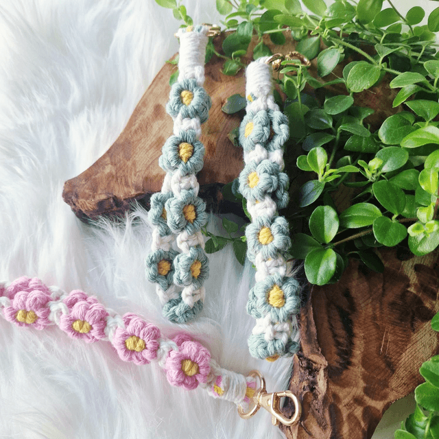 Daisy macramé wristlet 